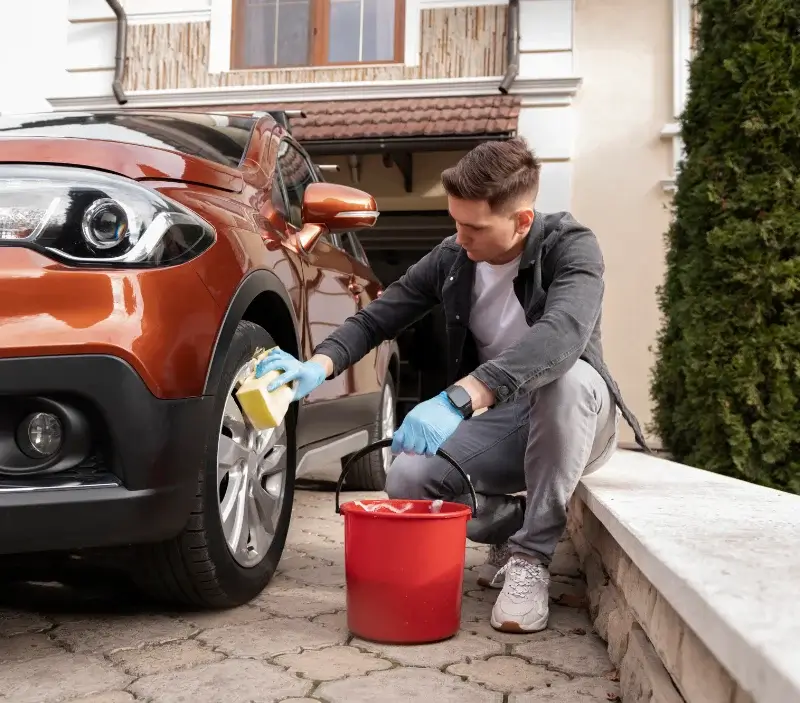 Lavage auto à domicile Lachapelle-aux-Pots : professionnel intervenant sur un véhicule